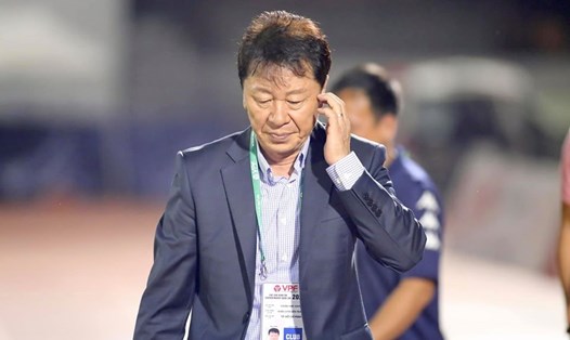 Huấn luyện viên Chung Hae-seong buồn bã sau thất bại của đội nhà ngay trên sân Thống Nhất. Ảnh: HCMFC