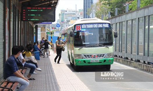 Người dân đón xe buýt tại trạm xe buýt Hàm Nghi (quận 1).  Ảnh: Chân Phúc