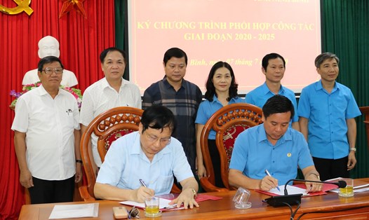 Đại diện lãnh đạo LĐLĐ tỉnh Ninh Bình và Hội Luật gia ký kết chương trình phối hợp giai đoạn 2020 - 2025. Ảnh: NT