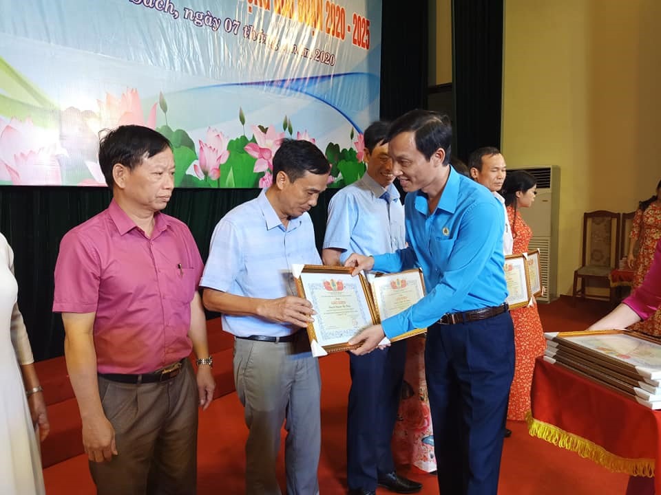 Đồng chí Mai Xuân Anh - Chủ tịch LĐLĐ tỉnh Hải Dương trao bằng khen cho các điển hình tiên tiến. Ảnh: Diệu Thuý