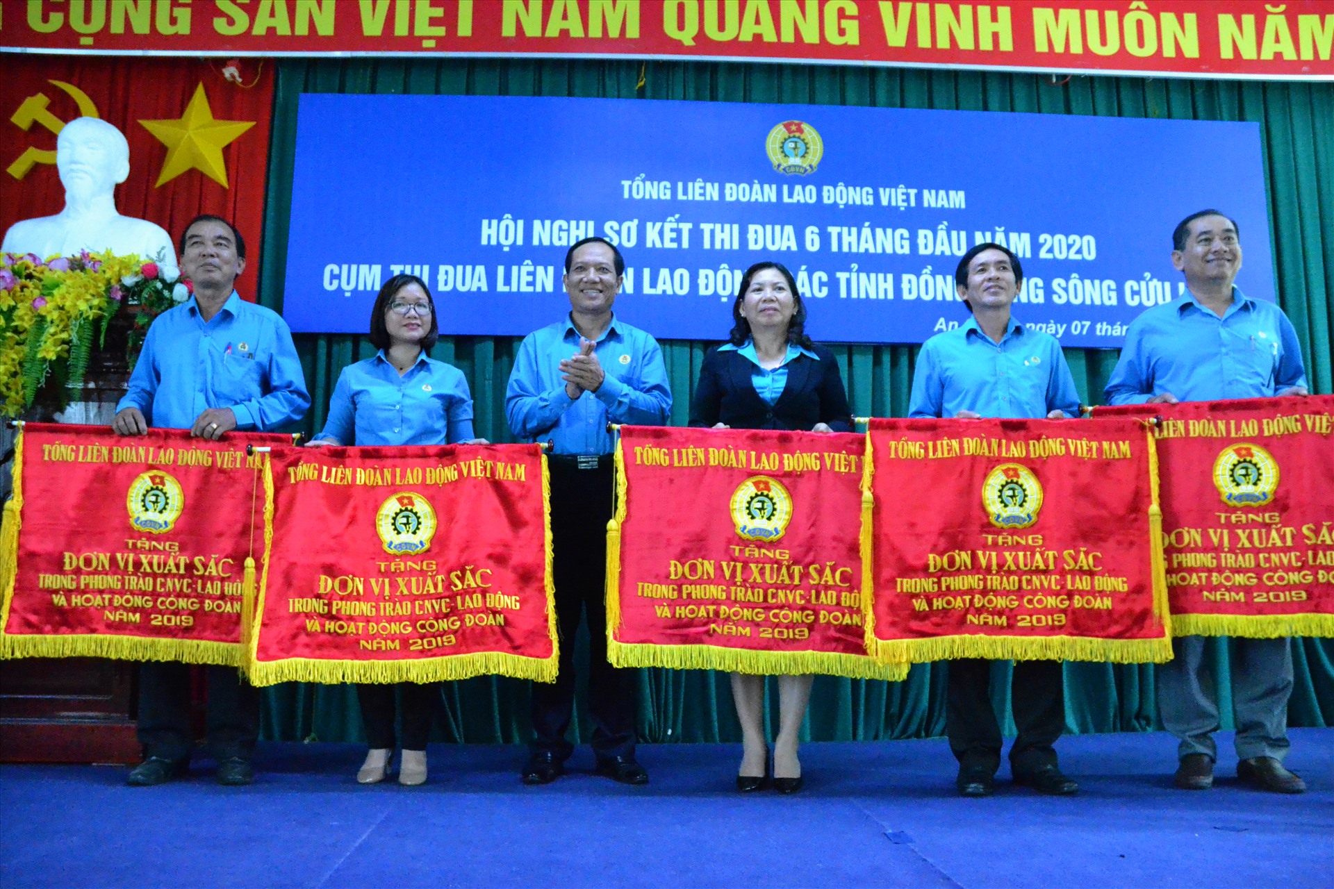 Tổng LĐLĐ Việt Nam đã tặng cờ thi đua xuất sắc cho 5 LĐLĐ tỉnh, gồm: Đồng Tháp, Hậu Giang, Long An, Tiền Giang và Vĩnh Long.