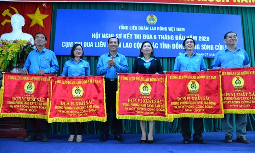 Tổng LĐLĐ Việt Nam đã tặng cờ thi đua xuất sắc cho 5 LĐLĐ tỉnh, gồm: Đồng Tháp, Hậu Giang, Long An, Tiền Giang và Vĩnh Long.