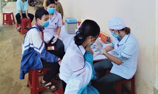 Nhân viên y tế khám sàng lọc cho học sinh.