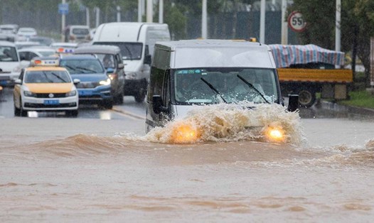 Xe chạy qua một đoạn đường bị ngập nước ở Vũ Hán, tỉnh Hồ Bắc Trung Quốc. Ảnh: China Daily.