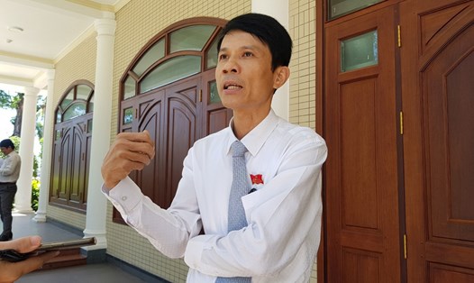 Đại biểu Phan Thanh Long nói, công tác quản lý nhà ở xã hội trên địa bàn còn một số bất cập, một số trường hợp không đủ điều kiện bố trí. Ảnh: Hữu Long
