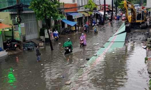 Đường Nguyễn Hữu Cảnh thường xuyên ngập sau mưa lớn trong khi dự án nâng cấp tuyến đường này thi công ì ạch.  Ảnh: Minh Quân