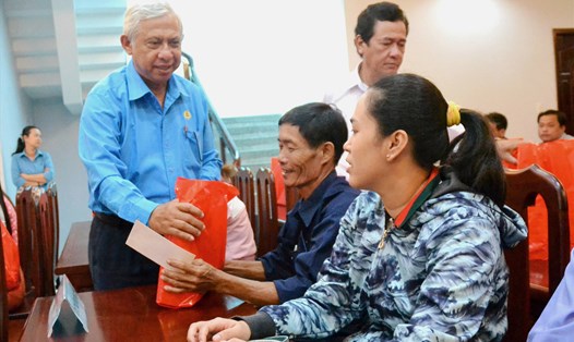 Chủ tịch LĐLĐ An Giang Nguyễn Thiện Phú trao quà hỗ trợ công nhân lao động bị ảnh hưởng dịch COVID-19. Ảnh: LT