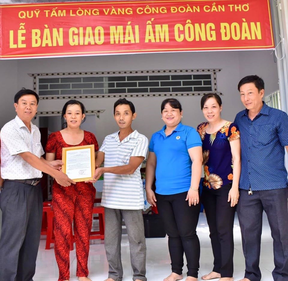 Phó Chủ tịch LĐLĐ TP.Cần Thơ Huỳnh Minh Truyền (áo trắng, thứ nhất bên trái) trao quyết định bàn giao “Mái ấm Công đoàn” cho chị Đặng Phúc Loan. Ảnh: Thành Nhân