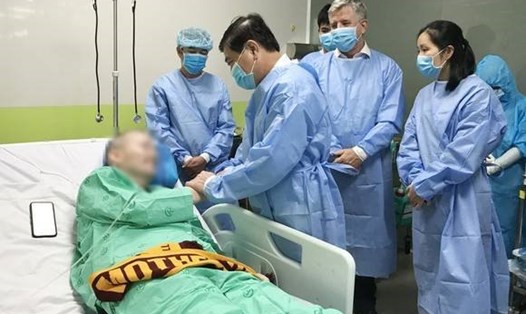Bệnh nhân COVID-19 người Anh bình phục, được Chủ tịch UBND thành phố Hồ Chí Minh và Tổng lãnh sự Anh tại thành phố Hồ Chí Minh tới thăm tại bệnh viện Chợ Rẫy. Ảnh: BVCR