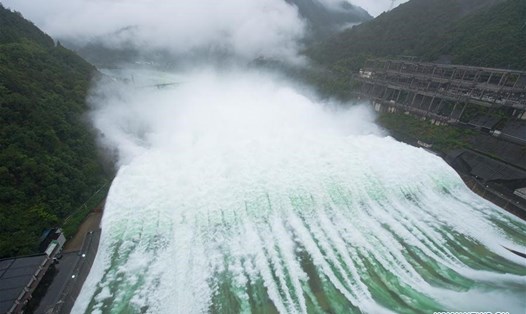 Hồ thuỷ điện ở Chiết Giang xả lũ hôm 7.7. Ảnh: Tân Hoa Xã