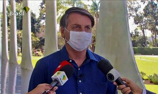 Tổng thống Brazil Jair Bolsonaro trả lời phỏng vấn trên truyền hình tại điện Planalto ở Brasilia hôm 7.7, công bố kết quả dương tính với COVID-19. Ảnh: AFP