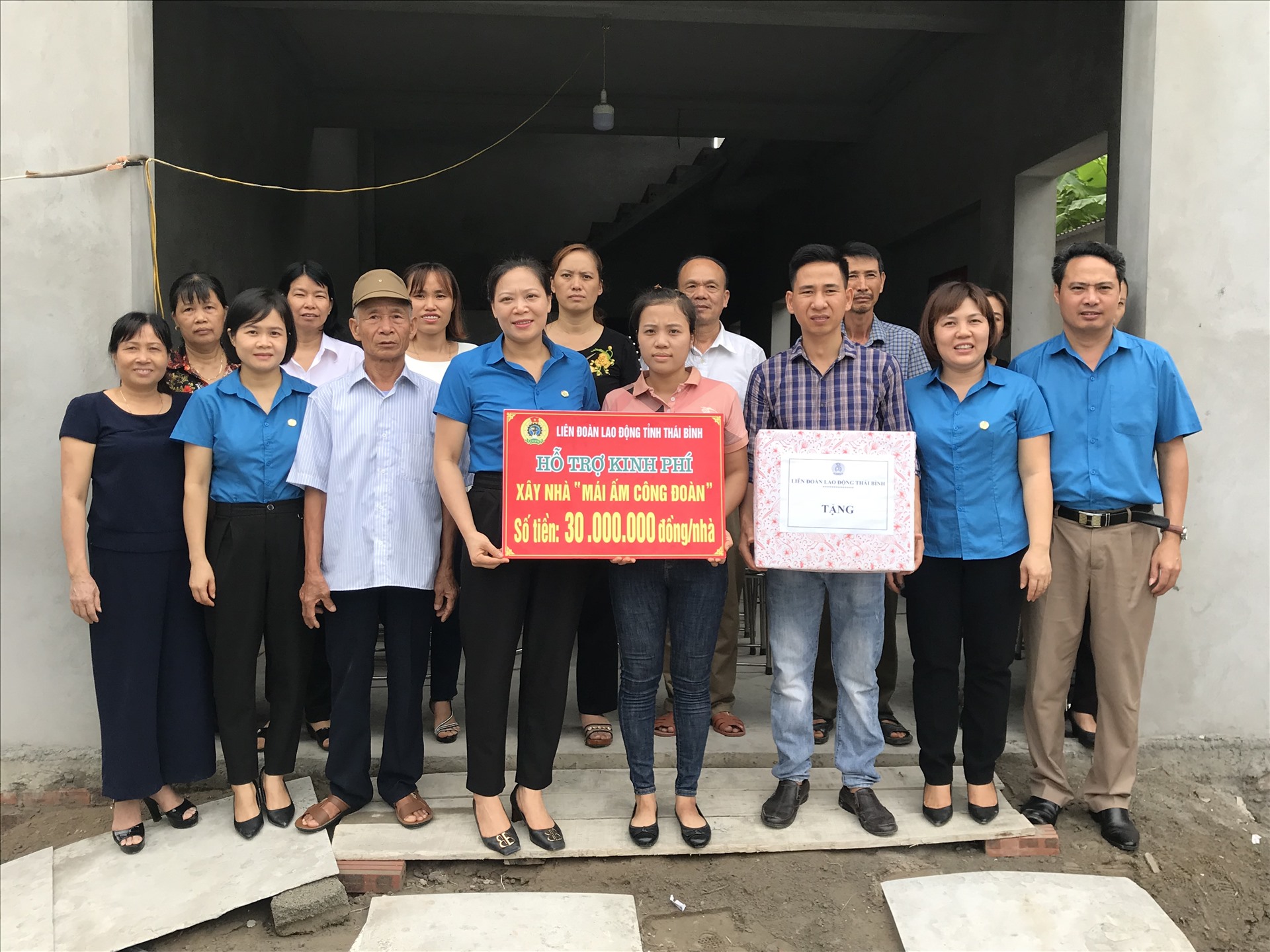 Lãnh đạo LĐLĐ tỉnh trao kinh phí hỗ trợ, quà cho gia đình đoàn viên Lương Thị Cúc Hoa. Ảnh: Bá Mạnh