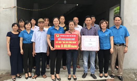 Lãnh đạo LĐLĐ tỉnh trao kinh phí hỗ trợ, quà cho gia đình đoàn viên Lương Thị Cúc Hoa. Ảnh: Bá Mạnh