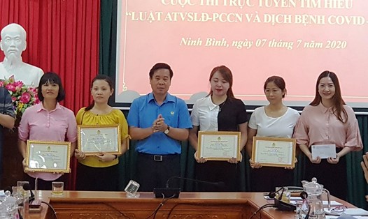 Ông Dương Đức Khanh, Chủ tịch LĐLĐ tỉnh Ninh Bình trao giấy chứng nhận cho các thí sinh đạt giải. Ảnh: NT