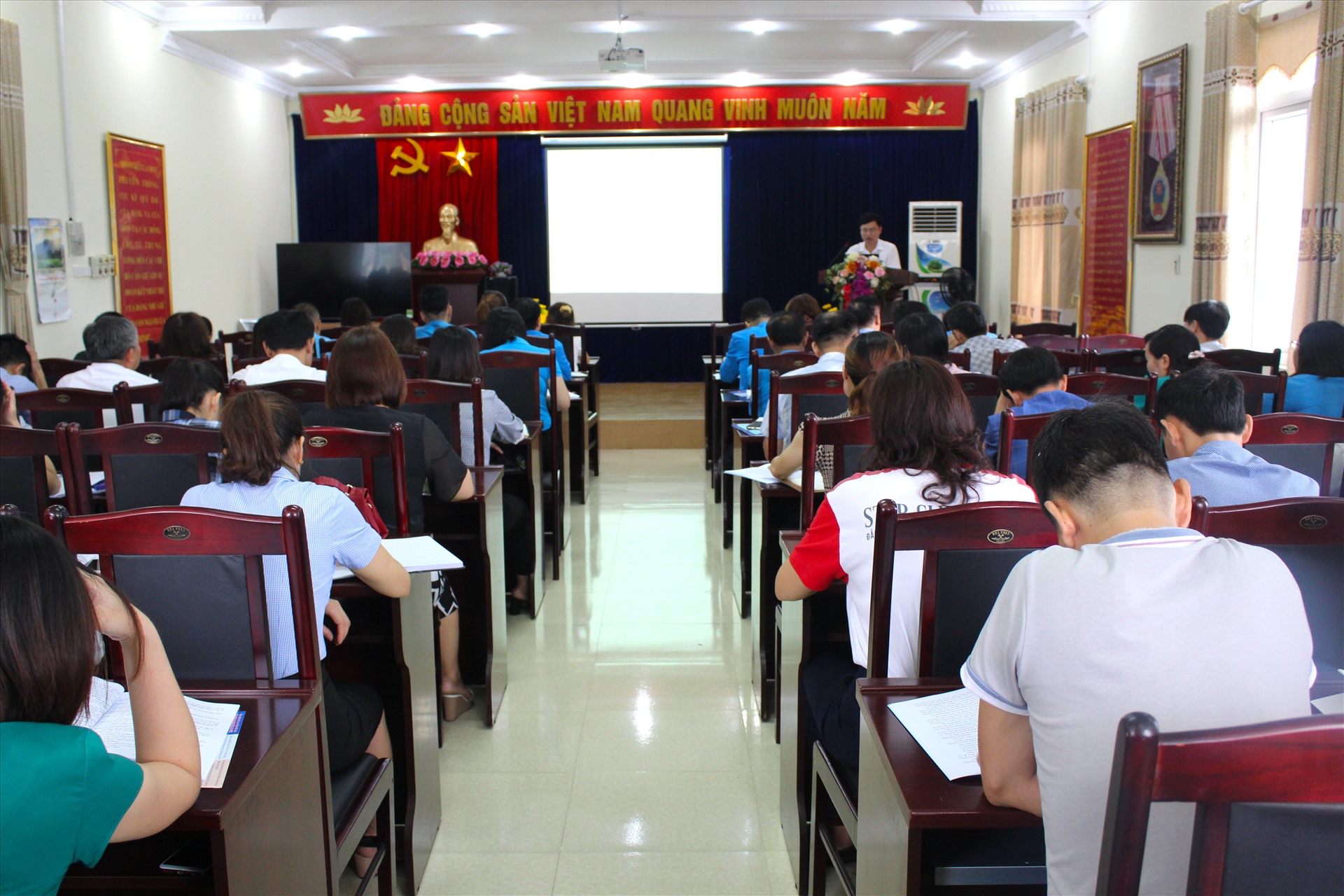 Tập huấn chính sách pháp luật và nghiệp vụ công đoàn.