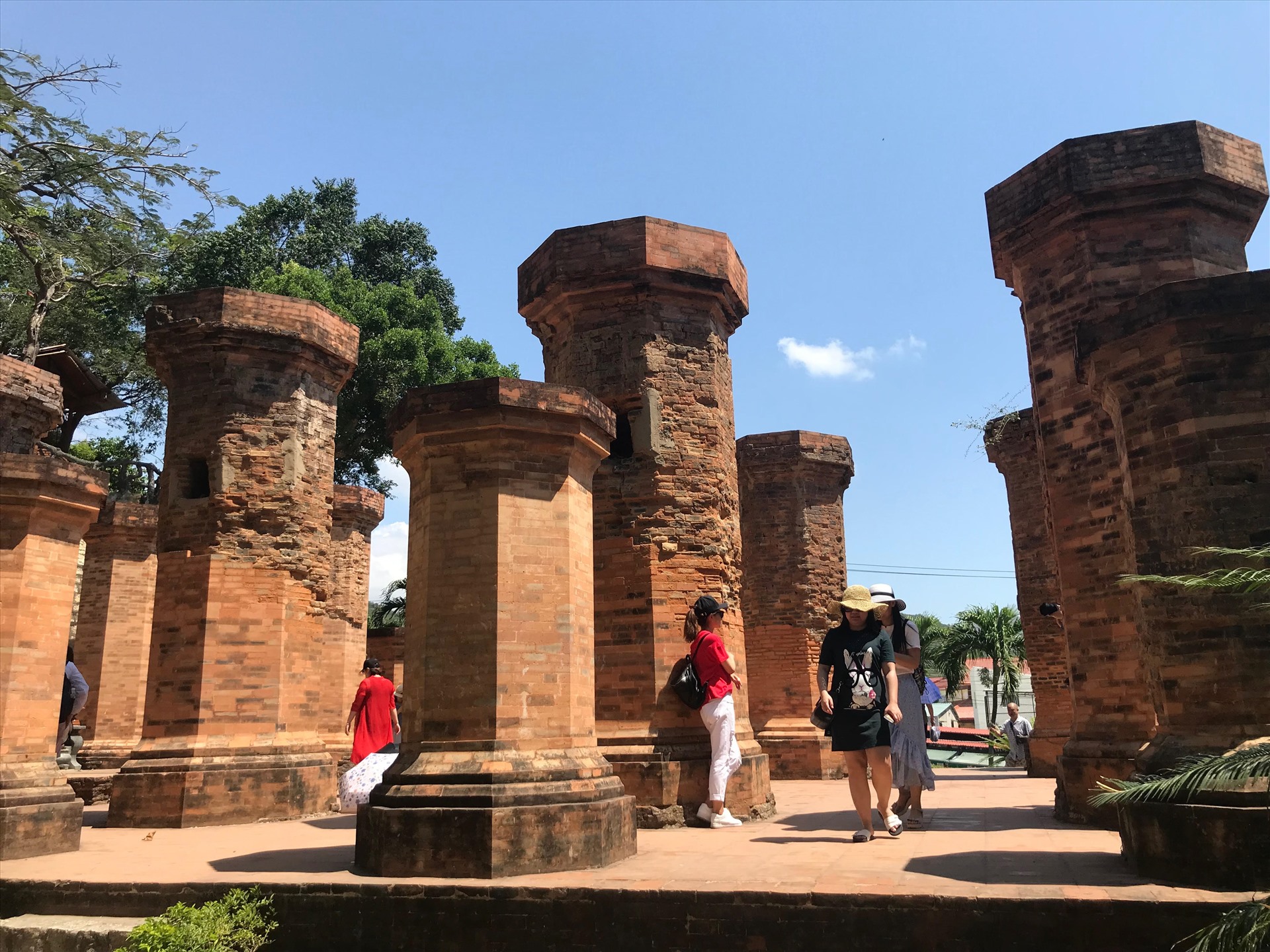 Muốn có một môi trường du lịch thân thiện, cần những đường dây nóng không bao giờ nguội. Ảnh: Tường Minh