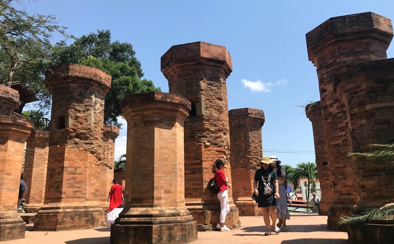 Muốn có một môi trường du lịch thân thiện, cần những đường dây nóng không bao giờ nguội. Ảnh: Tường Minh