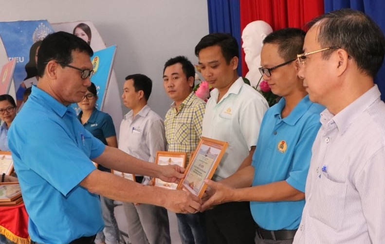 Ông Nguyễn Văn Thanh-Chủ tịch CĐ các KCN Bến Cát  tặng giấy khen cho các tập thể điển hình tiên tiến. Ảnh: Đinh Văn