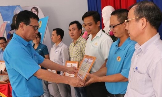 Ông Nguyễn Văn Thanh-Chủ tịch CĐ các KCN Bến Cát  tặng giấy khen cho các tập thể điển hình tiên tiến. Ảnh: Đinh Văn
