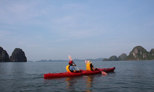 Chèo kayak là một sản phẩm luôn được du khách tàu nghỉ đêm ưa thích. Ảnh: Nguyễn Hùng