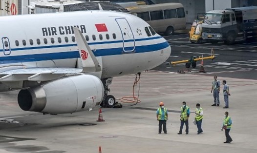 Nhân viên làm việc trên Sân bay Quốc tế Phố Đông, Thượng Hải, Trung Quốc. Ảnh: AFP