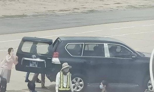 Chiếc xe biển xanh đưa đón tại khu vực hạn chế của sân bay Tuy Hòa đang gây xôn xao.