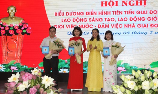Liên đoàn Lao động quận Lê Chân khen thưởng 3 cá nhân được Bằng Lao động sáng tạo năm 2019. Ảnh Mai Dung