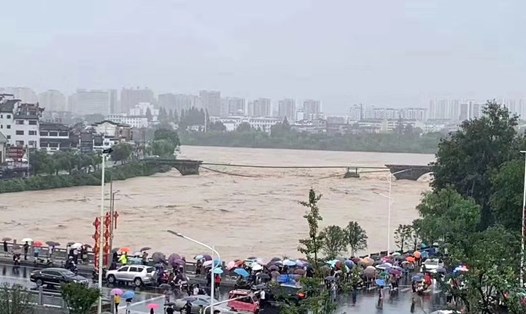 Cây cầu cổ Zhenhai ở tỉnh An Huy bị sập do mưa lũ lớn. Ảnh: China Daily