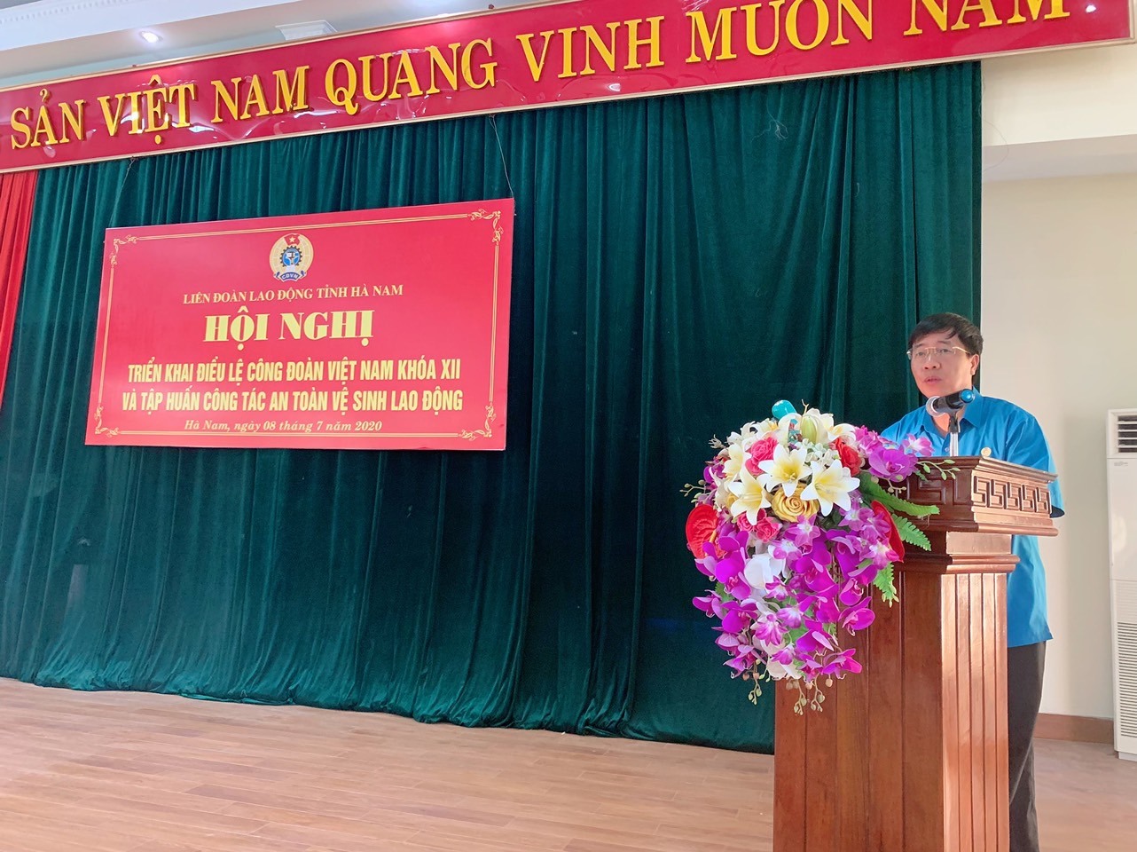 Đồng chí Trịnh Văn Bừng - Ủy viên Ban Chấp hành Tổng Liên đoàn Lao động Việt Nam, Tỉnh ủy viên, Chủ tịch Liên đoàn Lao động tỉnh Hà Nam - phát biểu chỉ đạo hội nghị. Ảnh: Thu Lệ.