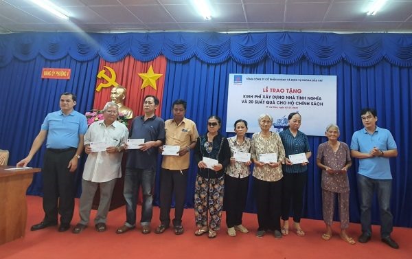 Ông Hồ Trọng Thoán (ngoài cùng bên trái) – Chủ tịch Công đoàn PV Drilling trao quà cho hộ chính sách. Ảnh: CĐ TCty
