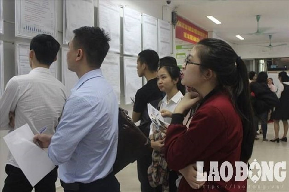 Người lao động tìm kiếm việc làm tại Trung tâm Dịch vụ việc làm Hà Nội. Ảnh ANH THƯ