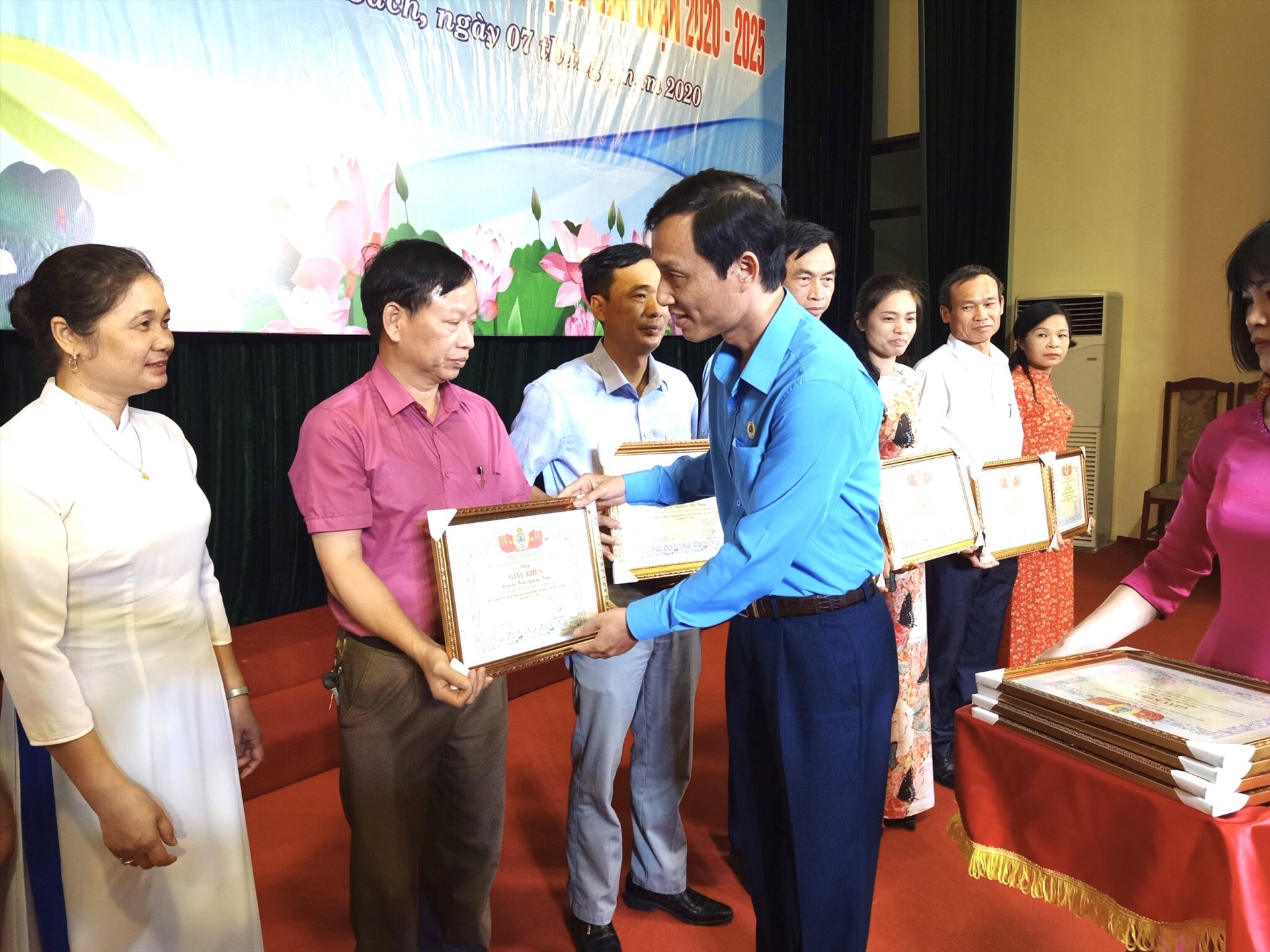 Đồng chí Mai Xuân Anh - Chủ tịch LĐLĐ tỉnh Hải Dương tặng bằng khen cho các điển hình tiên tiến. Ảnh: Diệu Thuý