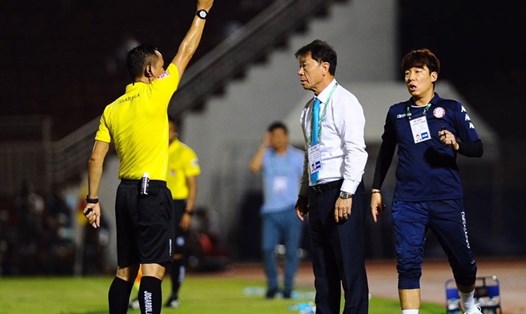 Chung Hae-seong là HLV đầu tiên nhận 2 thẻ vàng ở 2 trận đấu tại LS V.League 2020. Ảnh: VPF