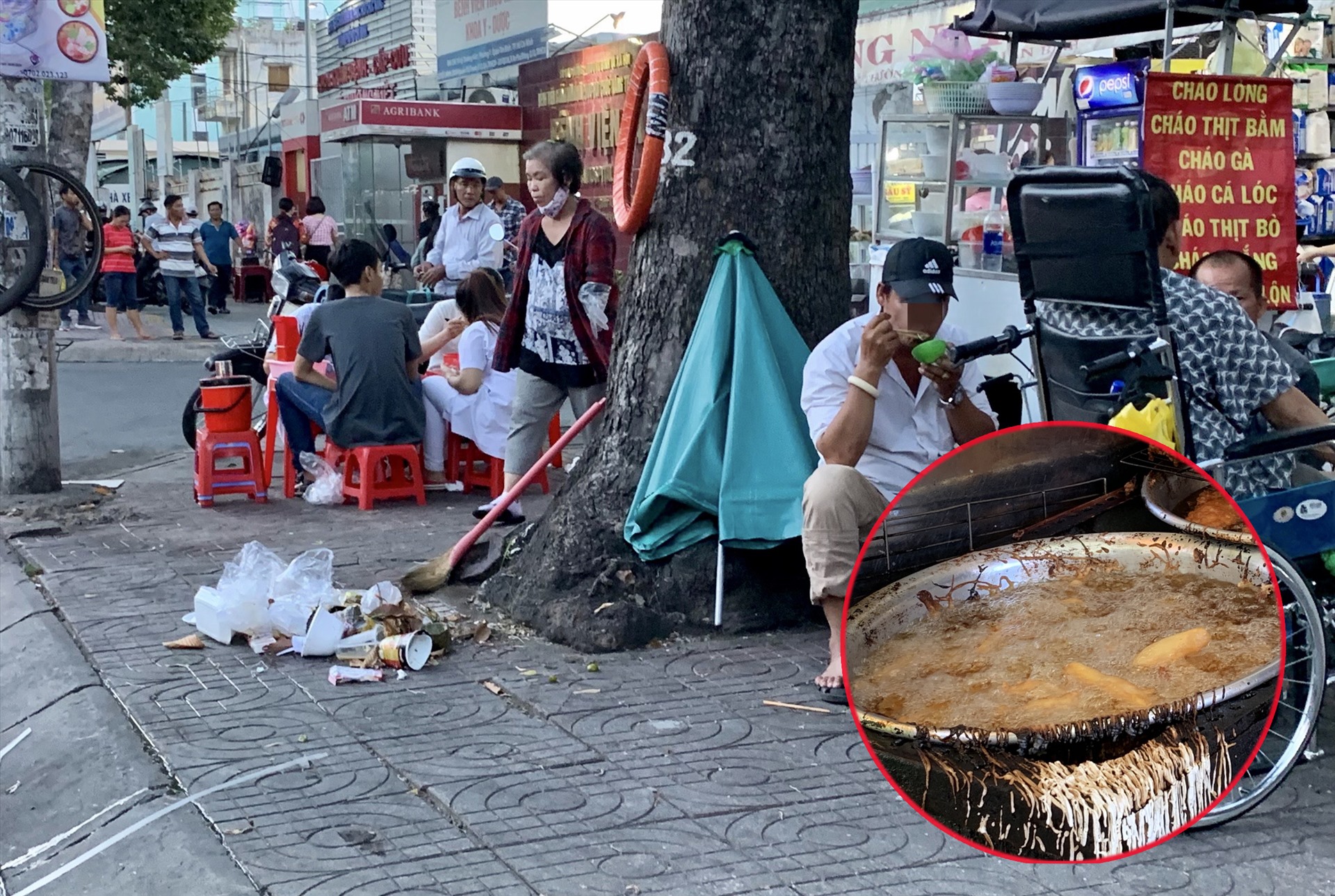 TPHCM: Thức ăn bày bán la liệt vỉa hè, người dân vô tư ngồi ăn cạnh rác
