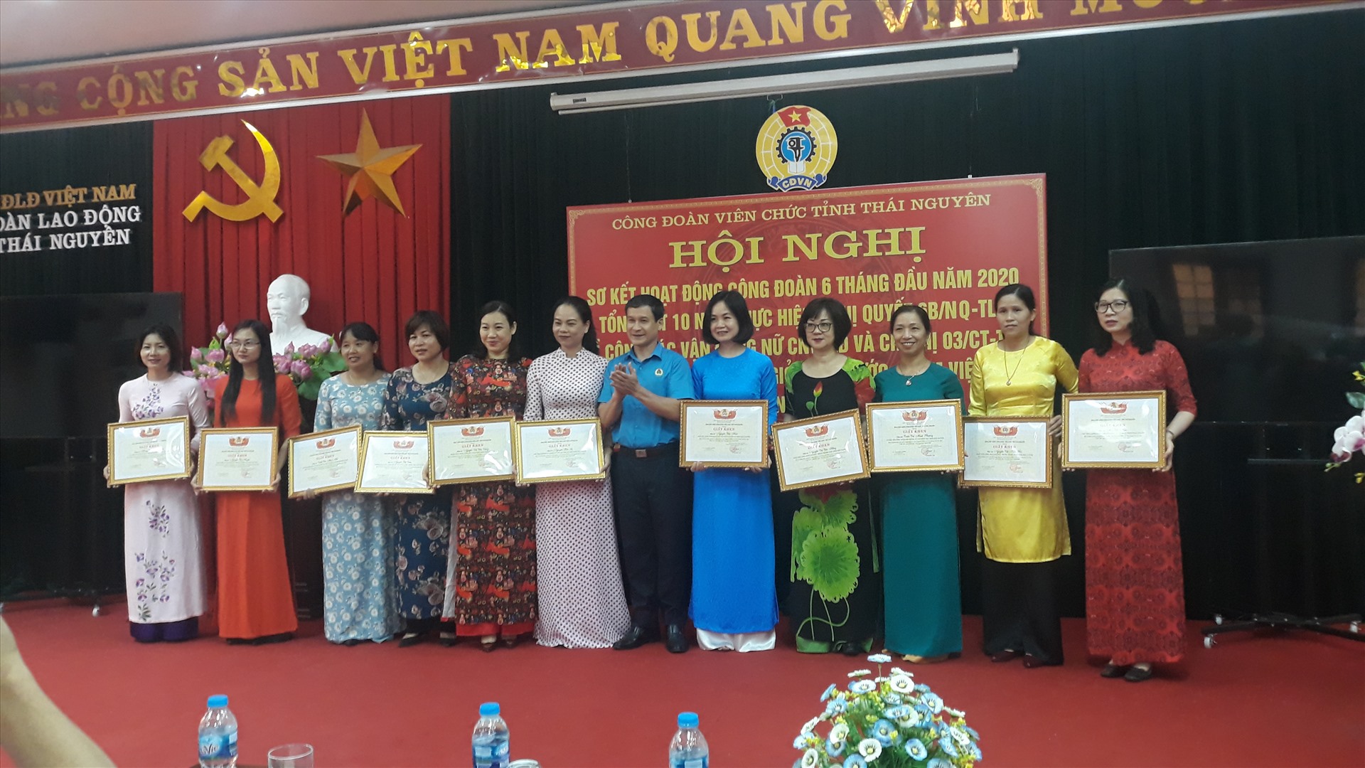 Đại diện lãnh đạo Công đoàn Viên chức tỉnh Thái Nguyên tặng bằng khen cho các điển hình tiên tiến. Ảnh: Bách Tuấn