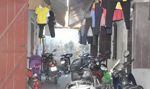 Hàng chục hộ gia đình công nhân nhồi nhét trong khu nhà trọ lụp xụp giữa TP.Hạ Long, tỉnh Quảng Ninh. 
Ảnh: Nguyễn Hùng