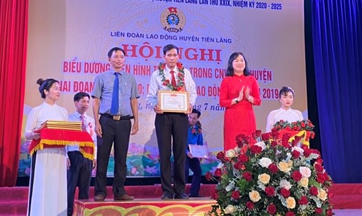 Liên đoàn Lao động huyện Tiên Lãng biểu dương 91 tập thể, cá nhân tiêu biểu giai đoạn 2015-2020, lao động giỏi năm 2019. Ảnh BTG