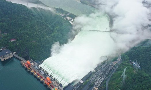 Hồ thủy điện ở Chiết Giang mở toàn bộ cửa xả lũ hôm 8.7. Ảnh: Tân Hoa Xã