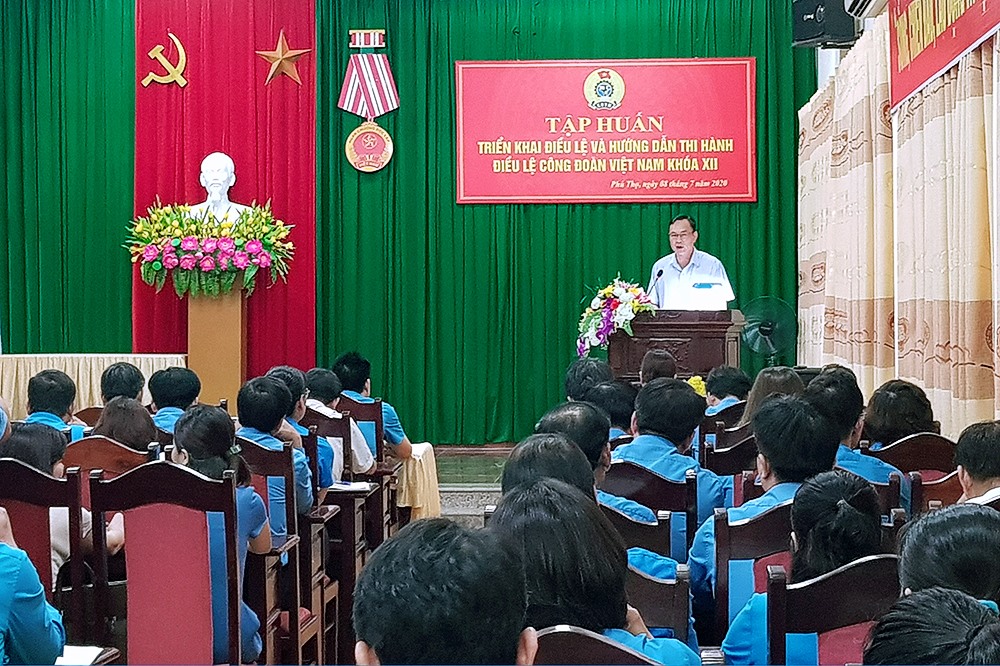 Đồng chí Phạm Sơn - Phó Chủ tịch Thường trực LĐLĐ tỉnh khai mạc lớp tập huấn. Ảnh: Thanh Hoà.