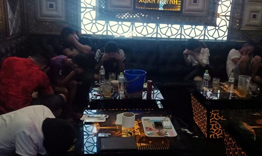 Các đối tượng đang "phê ma túy" tại quán Karaoke thì bị bắt (ảnh Công an cung cấp)