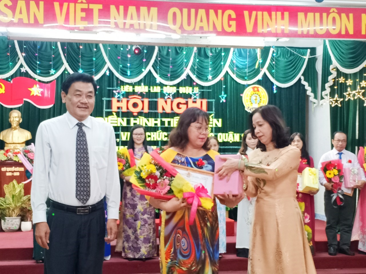Các điển hình tiên tiến được tuyên dương tại hội nghị. Ảnh Đức Long