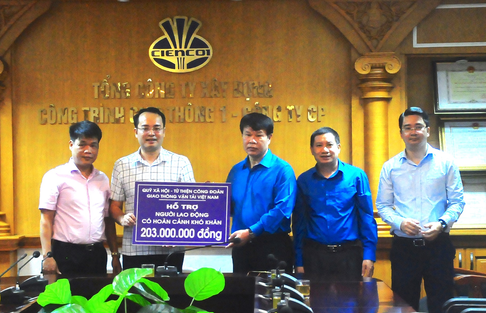 Đồng chí Đỗ Nga Việt - Chủ tịch CĐ GTVT Việt Nam (thứ 3 từ phải sang) trao lại tiền hỗ trợ cho Chủ tịch CĐ Tổng Công ty Xây dựng công trình giao thông số 1. Ảnh: VK