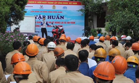 Hơn 200 công nhân, lao động Công ty ORS Việt Nam tập huấn kỹ năng lái xe an toàn. Ảnh Mai Dung