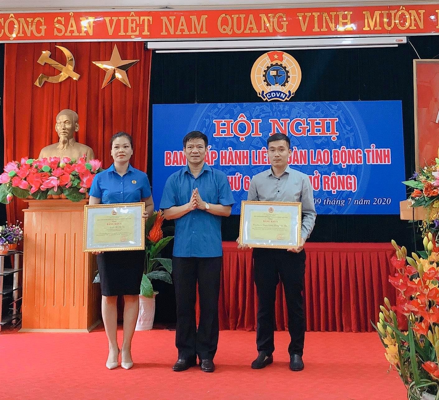 Thừa ủy quyền BCH Tổng LĐLĐ Việt Nam, đồng chí Lê Thanh Hà - UVBCH Tổng LĐLĐ, Chủ tịch LĐLĐ tỉnh trao bằng của Tổng Liên đoàn cho các tập thể, cá nhân có thành tích xuất sắc trong công tác vận động nữ CNVCLĐ giai đoạn 2010-2020. Ảnh: Trần Nga