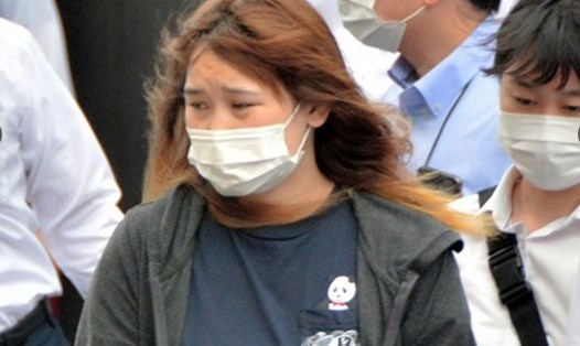 Saki Kakehashi bị đưa đến đồn cảnh sát ở Tokyo. Ảnh: Daily Mail