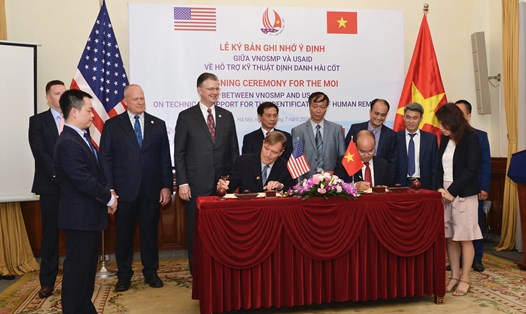 Lễ ký bản ghi nhớ hỗ trợ xác định danh tính hài cốt vô danh trong cuộc chiến tranh Việt Nam - Ảnh: USAID