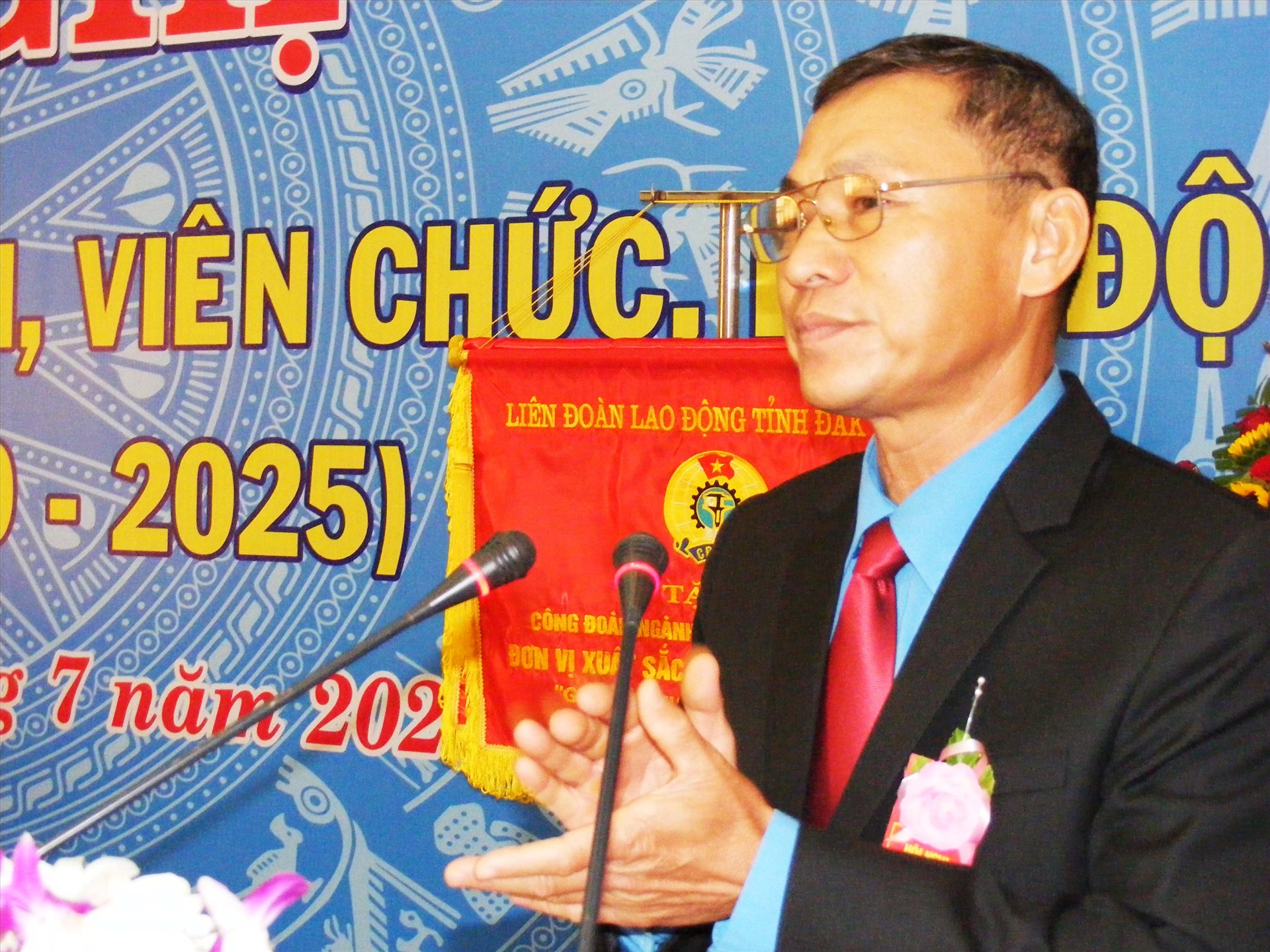 Chủ tịch LĐLĐ tỉnh Đắk Nông Đinh Trọng Nhương phát biểu khai mạc hội nghị