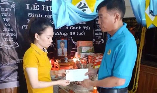 Đồng chí Tô Văn Thắng - Chủ tịch LĐLĐ huyện Quỳnh Lưu chia sẻ nỗi đau với gia đình đoàn viên không may qua đời. Ảnh: VN