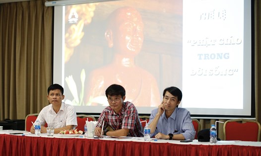 Ban tổ chức cuộc thi ảnh "Phật giáo trong đời sống" họp báo công bố giải. Ảnh: Như Ý
