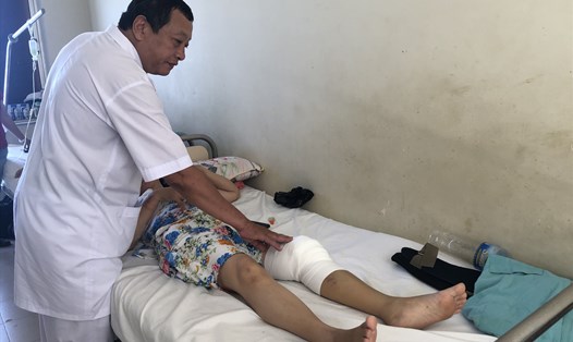 Các y bác sĩ kiểm tra sức khỏe cho bệnh nhân Trần Thị Trang Đ bị tụ dịch gối, viêm tấy chân sau thời gian điều trị vết thương bằng cách đắp lá. Ảnh:Phương Linh
